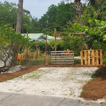 1 Beige Cozy Bungalow Or 1 White Cozy Efficiency Cottage In Titusville Exterior photo