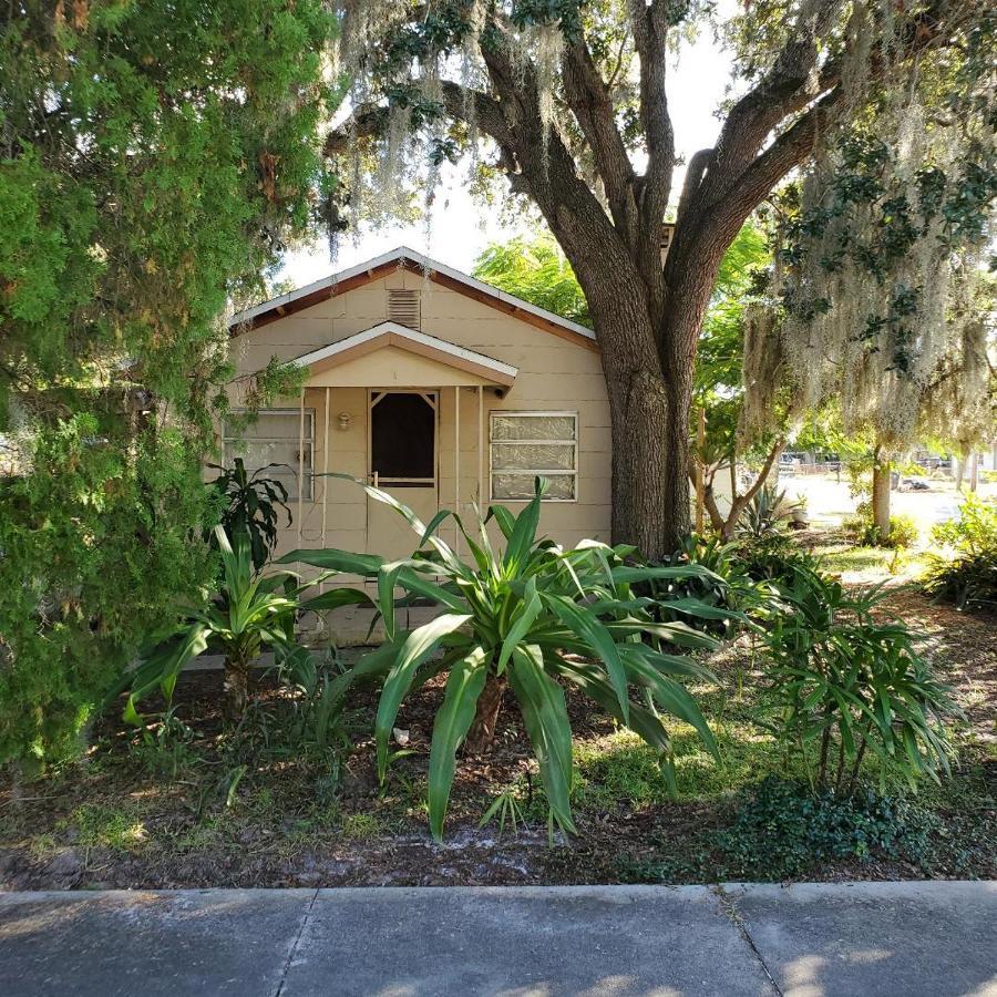 1 Beige Cozy Bungalow Or 1 White Cozy Efficiency Cottage In Titusville Exterior photo