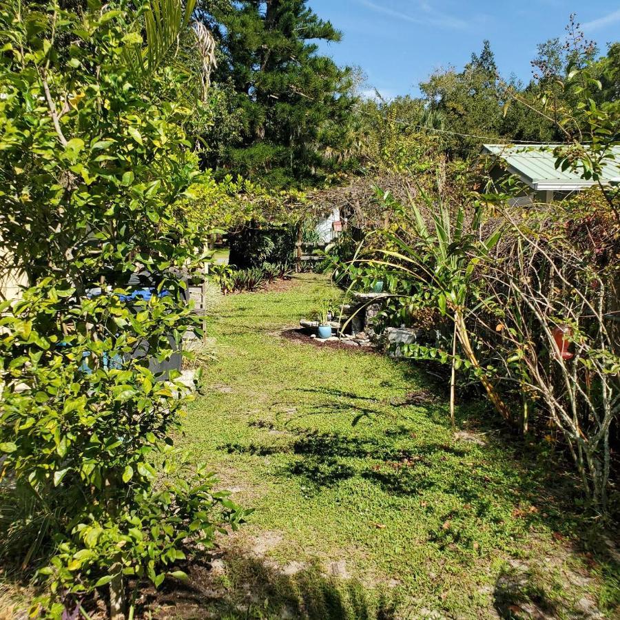 1 Beige Cozy Bungalow Or 1 White Cozy Efficiency Cottage In Titusville Exterior photo