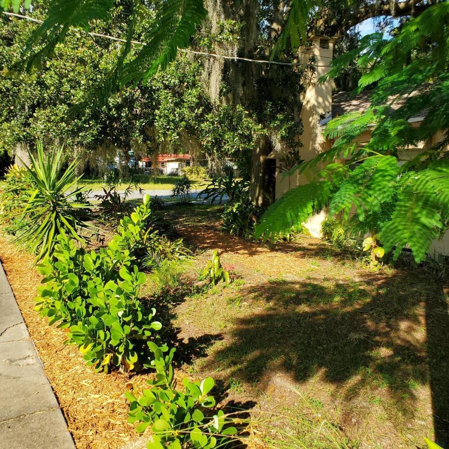 1 Beige Cozy Bungalow Or 1 White Cozy Efficiency Cottage In Titusville Exterior photo