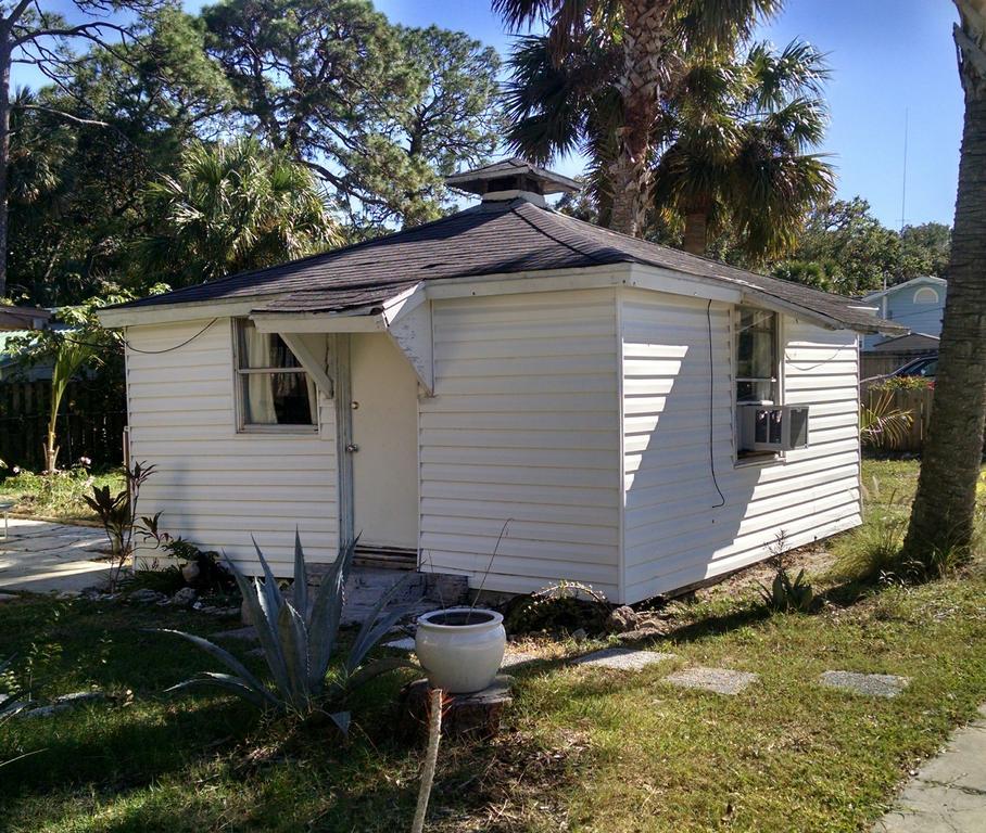 1 Beige Cozy Bungalow Or 1 White Cozy Efficiency Cottage In Titusville Exterior photo