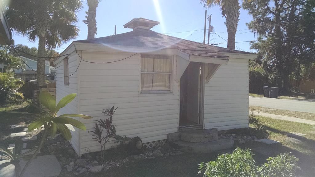 1 Beige Cozy Bungalow Or 1 White Cozy Efficiency Cottage In Titusville Exterior photo