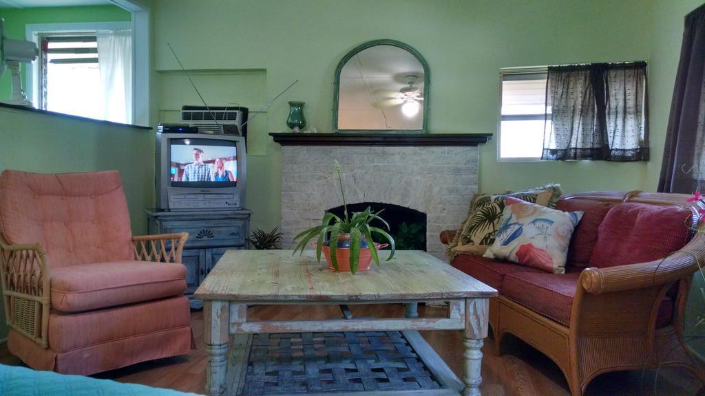 1 Beige Cozy Bungalow Or 1 White Cozy Efficiency Cottage In Titusville Exterior photo