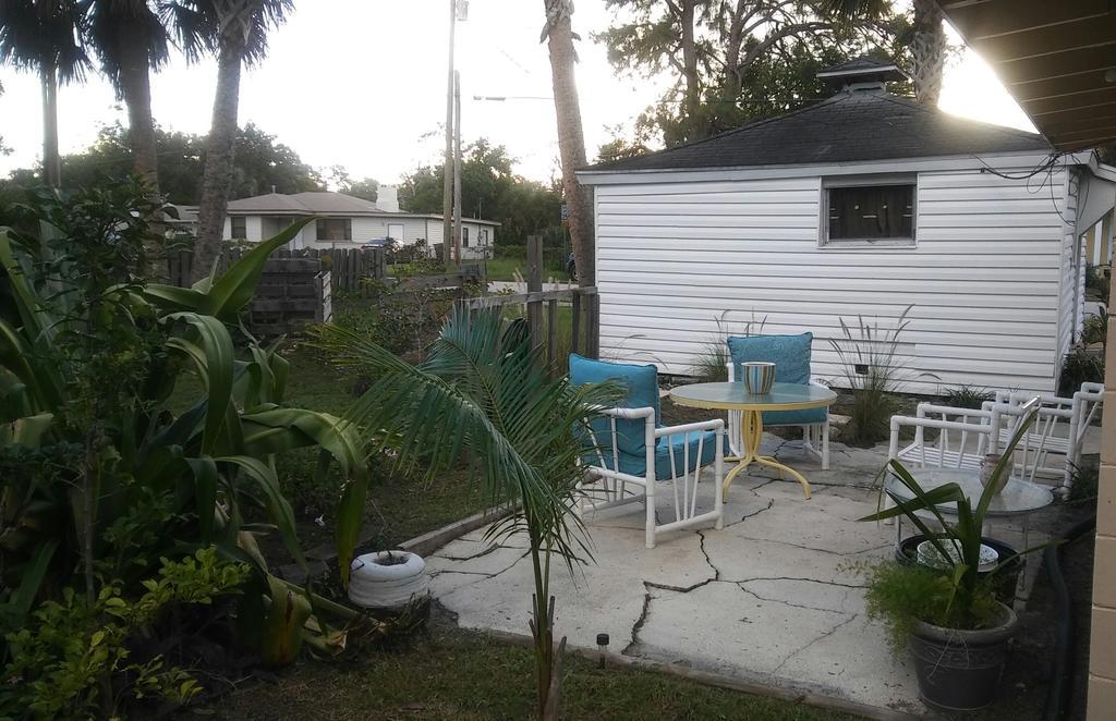 1 Beige Cozy Bungalow Or 1 White Cozy Efficiency Cottage In Titusville Exterior photo