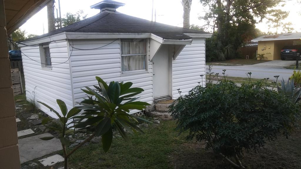 1 Beige Cozy Bungalow Or 1 White Cozy Efficiency Cottage In Titusville Exterior photo