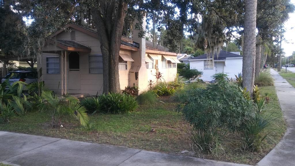 1 Beige Cozy Bungalow Or 1 White Cozy Efficiency Cottage In Titusville Exterior photo
